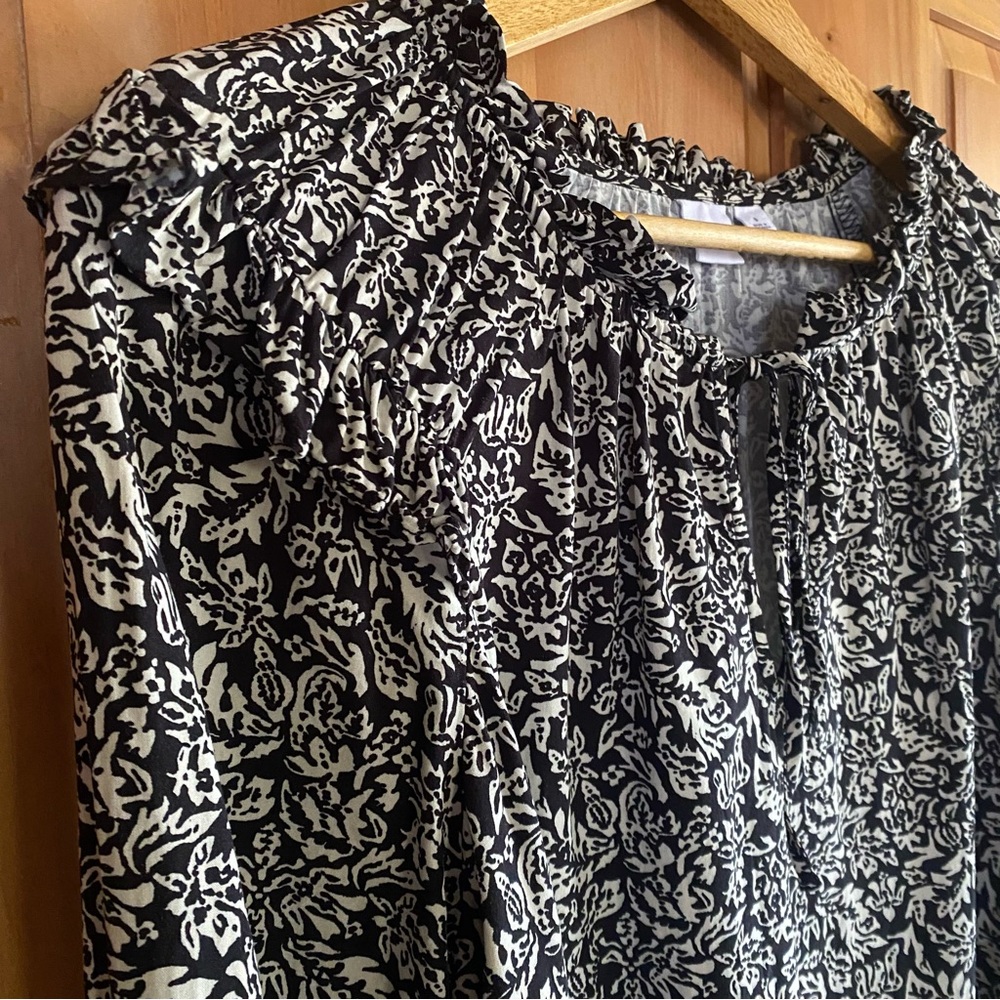 GAP Black & White Floral Zen Blouse w/ Ruffled Collar, Shoulders, & Cuff. Small